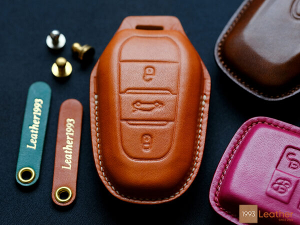 Peugeot 208 key fob cover made of premium leather, featuring exquisite stitching and a refined design for durability and elegance.