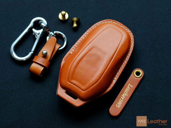 Peugeot 208 key fob cover made of premium leather with a tag engraved and four hardware options for customization.