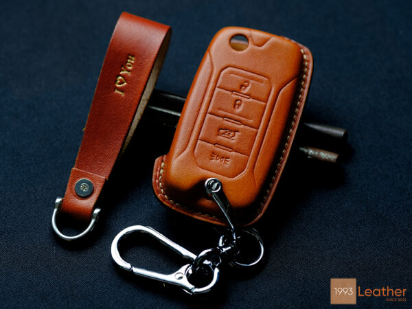 Premium Veg-tanned leather provides better protection for your Jeep Renegade key.