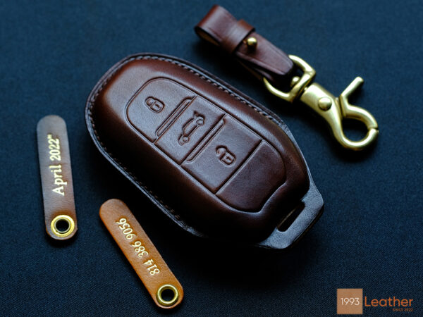 Peugeot 3008 key fob cover made of premium leather, delivering a luxurious design and exceptional protection for your key.