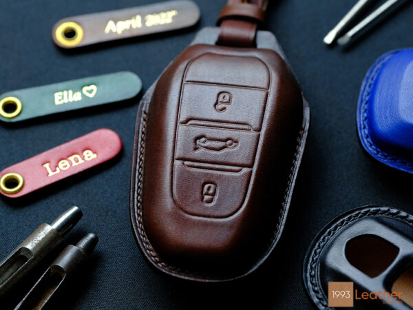 Peugeot 3008 key fob cover made of premium leather, featuring exquisite stitching for durability and elegance.