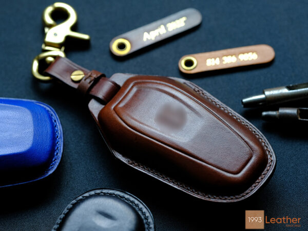 Peugeot 3008 key fob cover made of high-class leather, offering durable scratch protection and a sleek design.