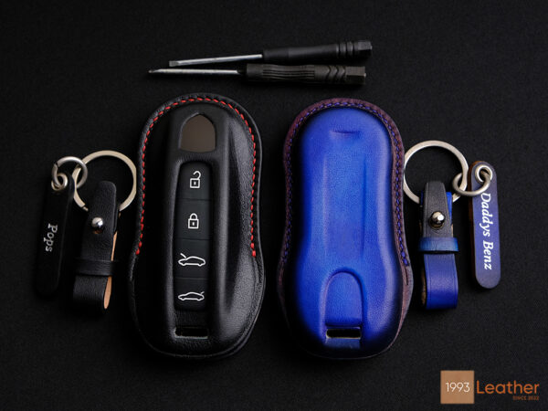 The vegetable-tanned leather key fob case features natural textures, precision stitching, and personalized key tags for a luxurious, eco-friendly design.