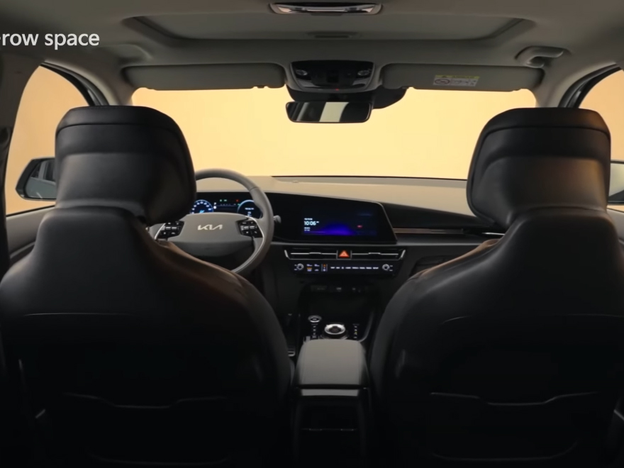 What KIA Niro Hybrid has outside and inside?