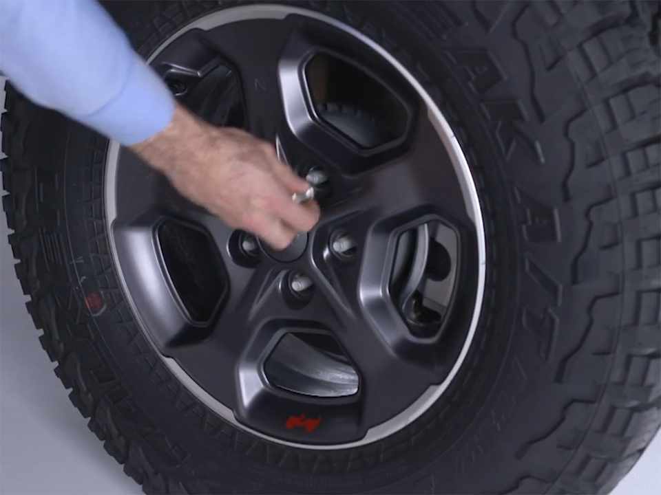 Jeep Gladiator - The effortless way when got a Puncture Tire