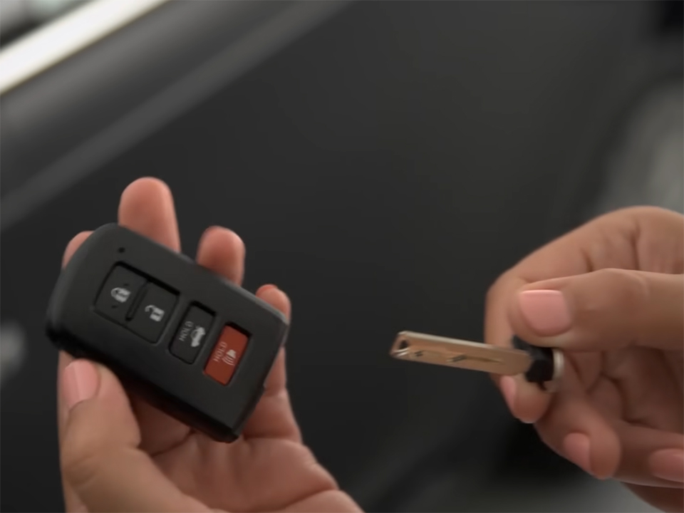 2 Easy ways to Use and Protect Toyota Smart Key