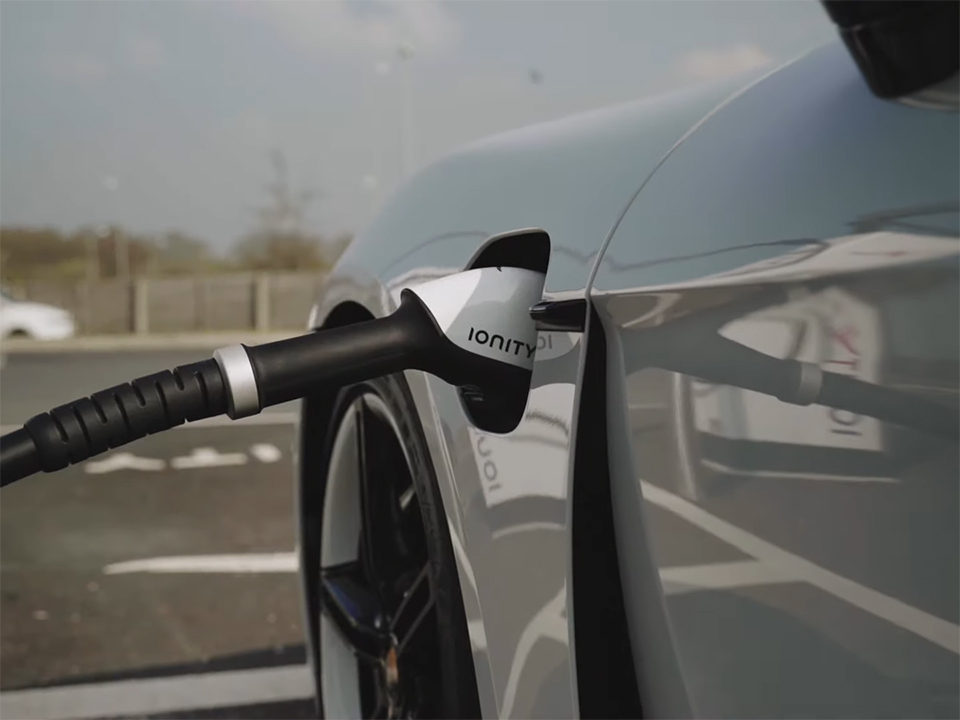 How Simple is It to Charge a Porsche Taycan by DC