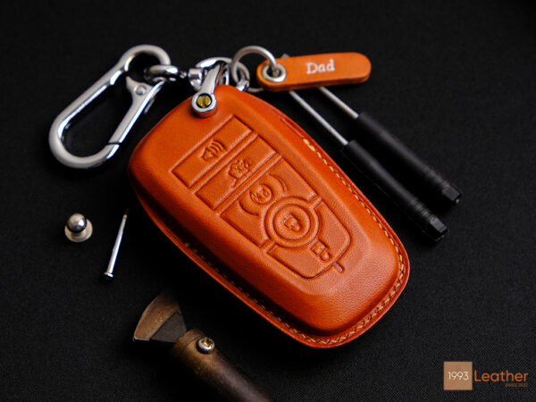 Lincoln Navigator key fob cover comes with all accessories, including a keychain and a name tag.