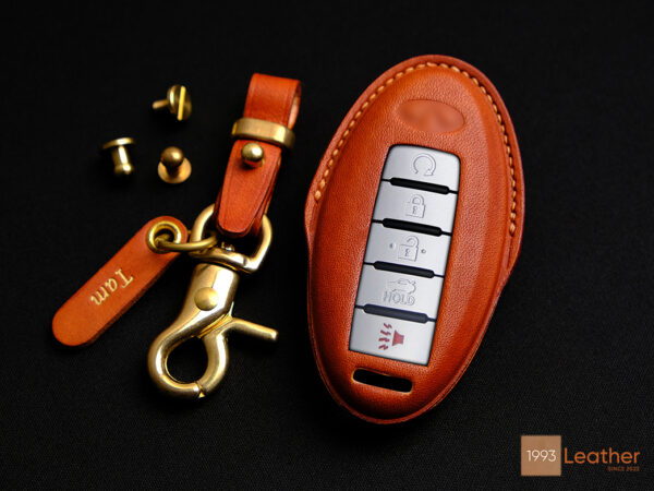 When buying an infiniti Q50, Q60, Q70 leather key case, you will receive a free name tag and keychain.