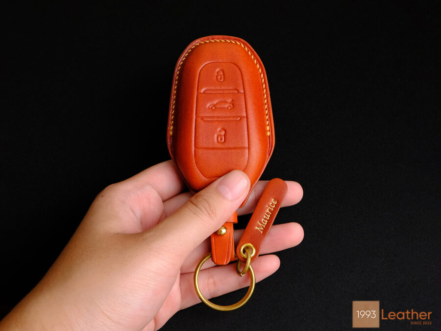 Premium Peugeot 308 key fob cover made of high-quality leather, protecting against scratches and enhancing durability.