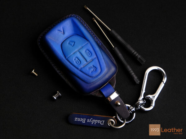 VinFast VF 6 key fob cover made of high-quality Veg-tanned leather.