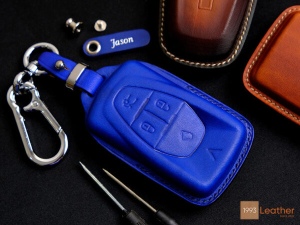 High-quality VinFast VF 7 key fob cover made of premium Veg-Tanned leather for durability and elegance.