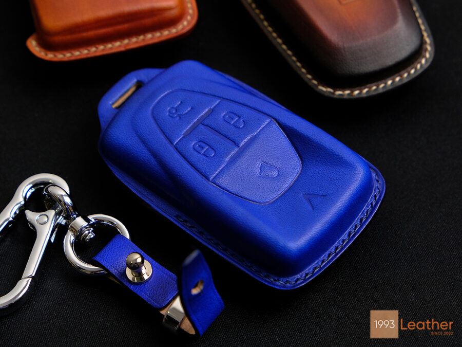 Close-up of VinFast VF 7 Key Fob Cover featuring exquisite stitching.