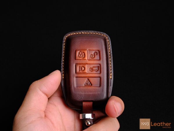 The smooth leather Land Rover Defender key case provides a comfortable and secure grip.