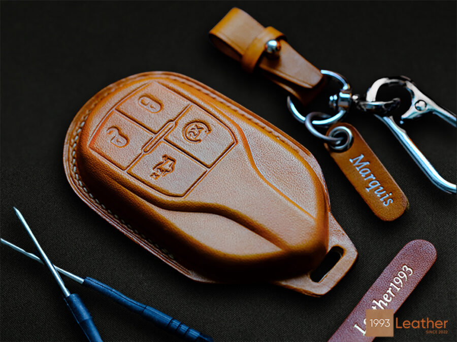 The Maserati Quattroporte leather key case is made of premium tanned leather, giving it a natural and elegant look.