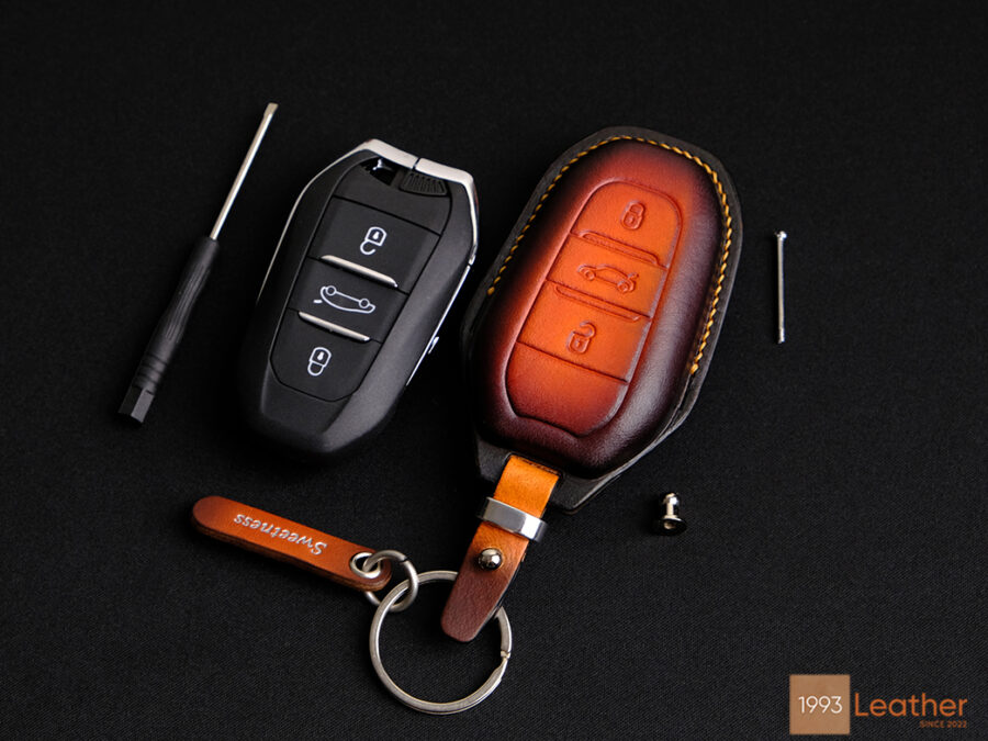 Premium Peugeot 2008 key fob cover made of Veg-tanned leather