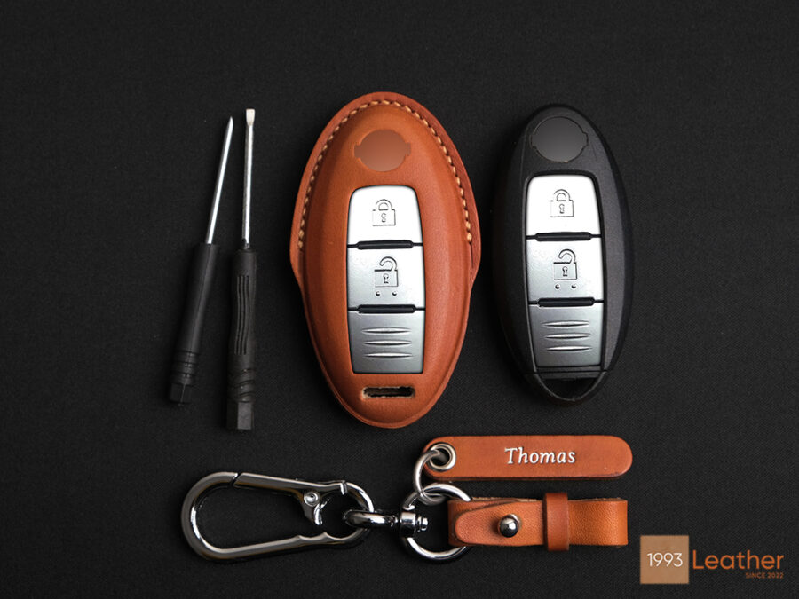 Nissan Qashqai key fob cover made of premium Veg-tanned leather.