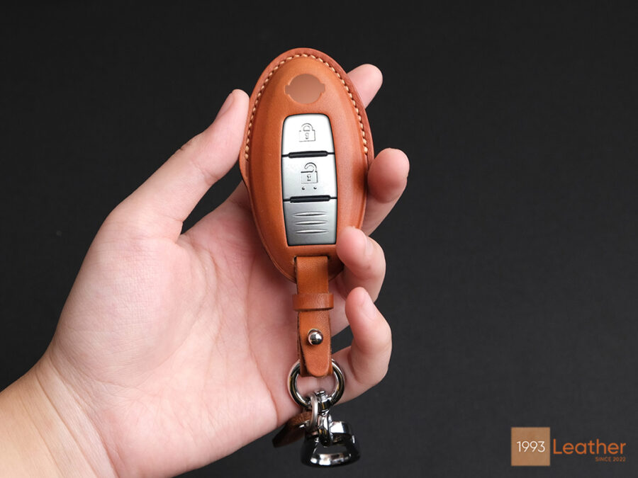 Nissan Qashqai key fob cover providing premium scratch protection with durable leather craftsmanship.