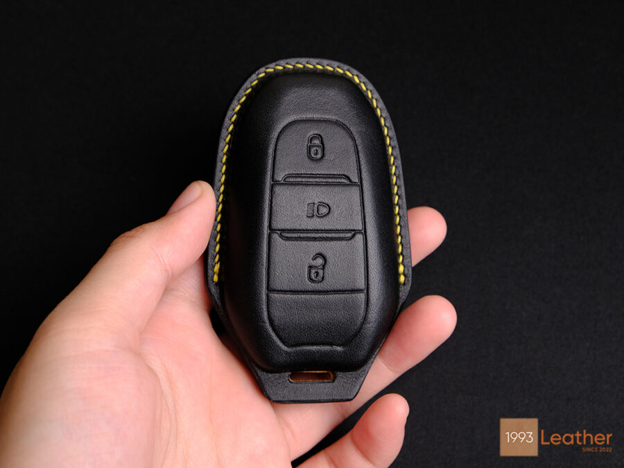 Premium Peugeot 408 key fob cover providing scratch protection.