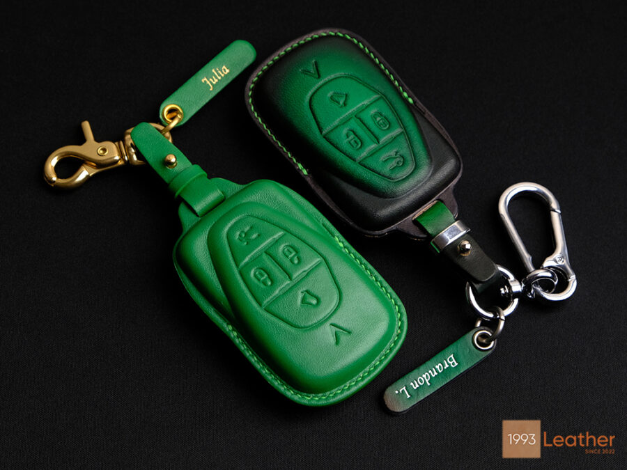 Vinfast VF 9 key case is made from high quality vegetable tanned leather ensuring durability and sophisticated appearance.