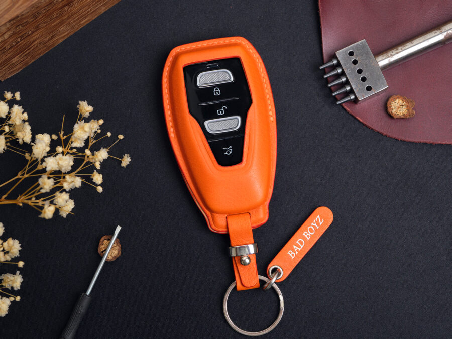 Key fob cover for Aston Martin DBX made of top-notch Vegtan leather, known for its durability, eco-friendliness, and refined aging.