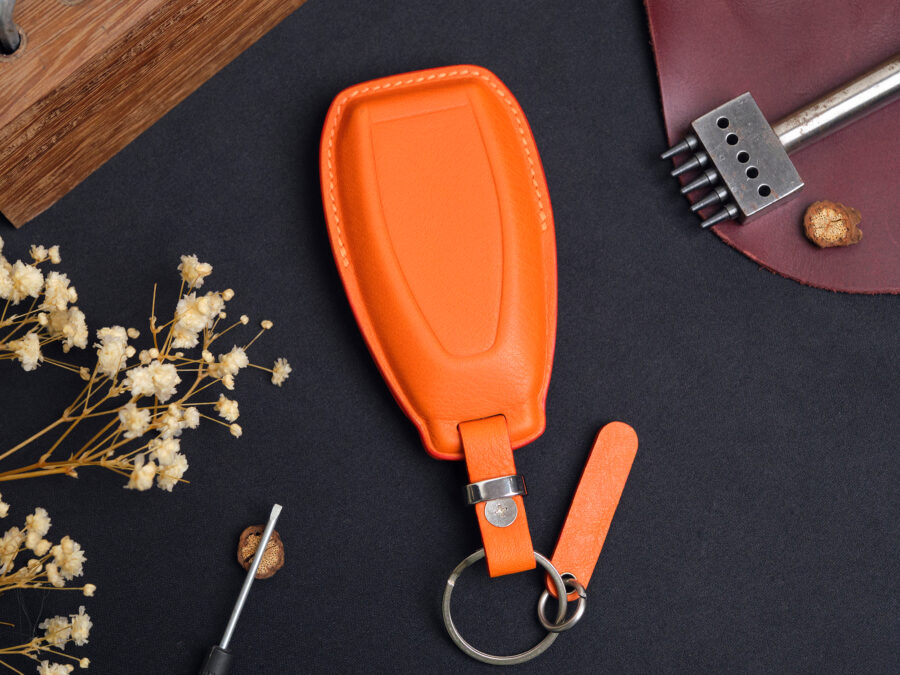 Elegant leather key fob cover for Aston Martin DBX offering top-tier scratch resistance while preserving the key’s pristine appearance.