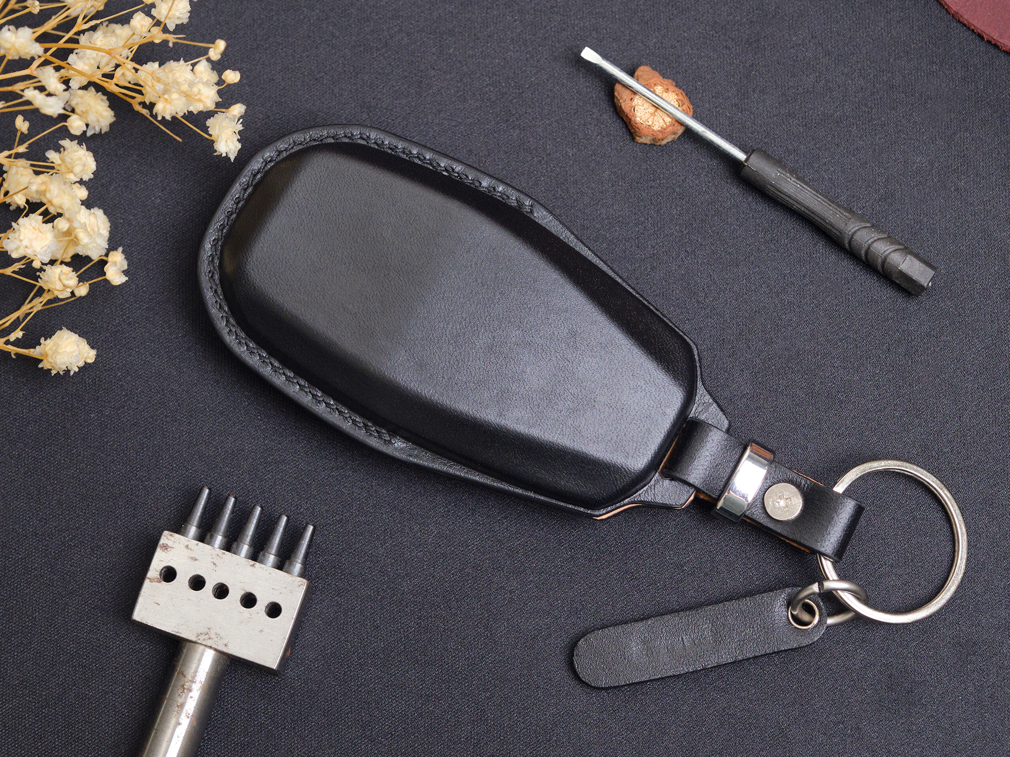 Made from top-notch Vegtan leather that develops a rich patina, combining timeless elegance and sustainable craftsmanship.