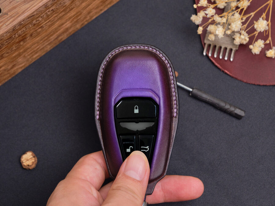 Top-quality leather key fob cover for Aston Martin VANTAGE designed to shield your key from scratches, dust, and daily wear.