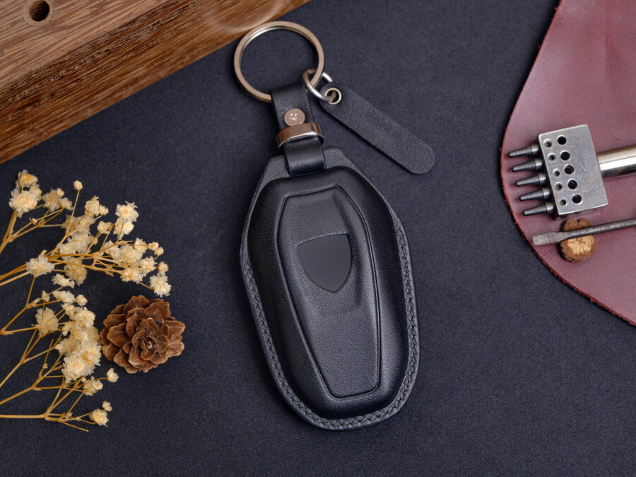 The Comparison between Veg-tanned vs. Crazy Horse Leather: Durability, Aesthetics and Applications