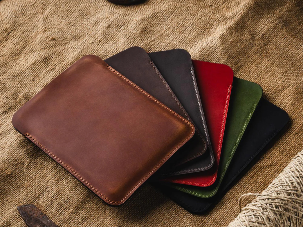 The Comparison between Veg-tanned vs. Crazy Horse Leather: Durability, Aesthetics and Applications