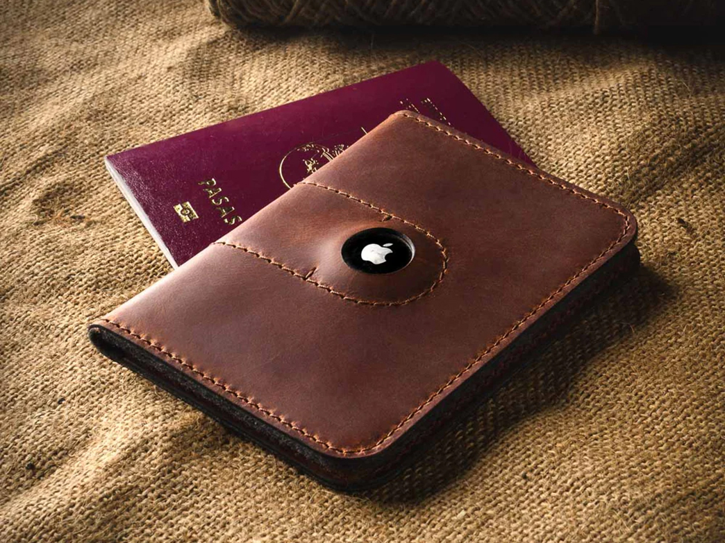 The Comparison between Veg-tanned vs. Crazy Horse Leather: Durability, Aesthetics and Applications