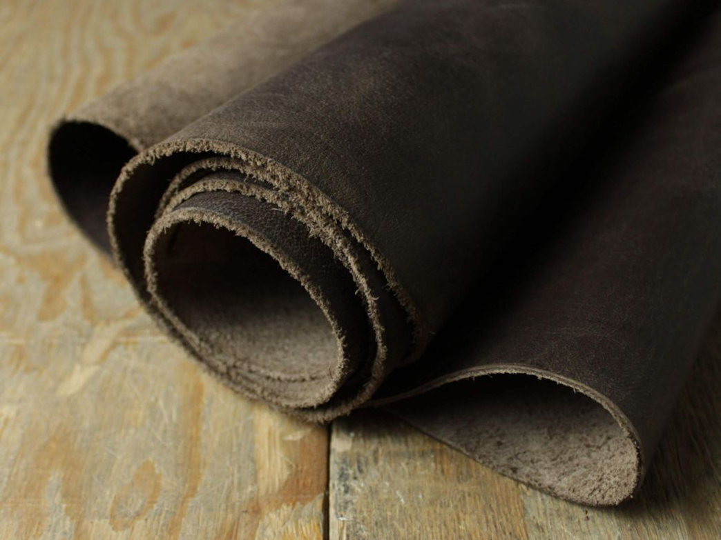 The Comparison between Veg-tanned vs. Crazy Horse Leather: Durability, Aesthetics and Applications